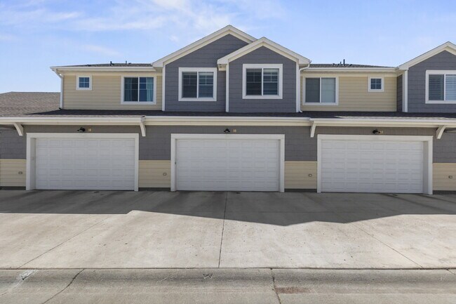 Building Photo - Stunning 3 bed, 4 bath townhome - attached...