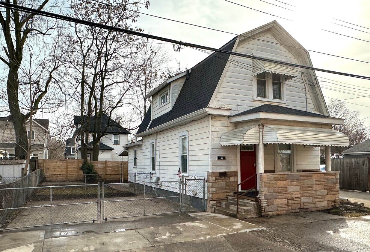 Primary Photo - 861 W Walnut St