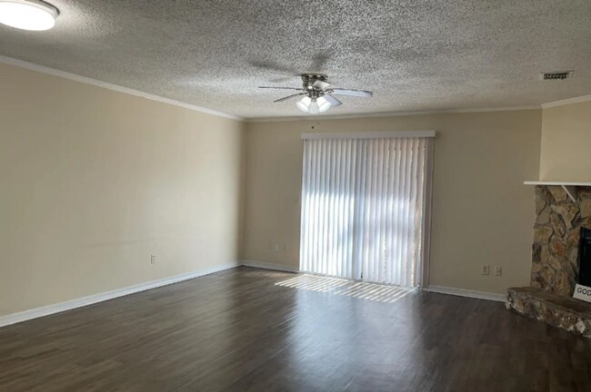 Building Photo - 2 Bedroom Townhome in Lexington Square