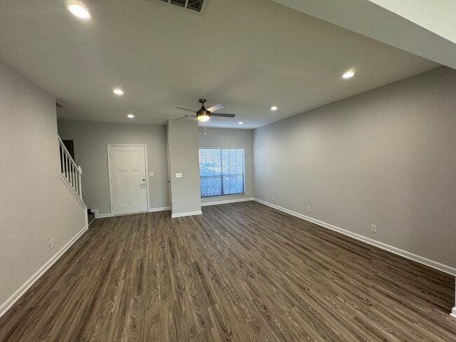 Building Photo - 126 Le Club Dr