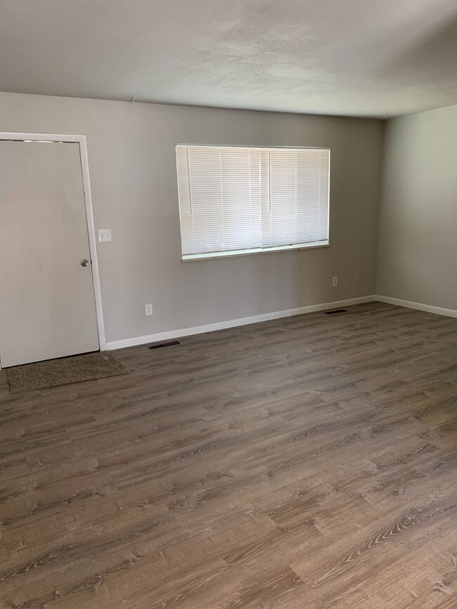 Building Photo - Updated 3-Bed, 1.5-Bath Duplex in Central Fort Collins!