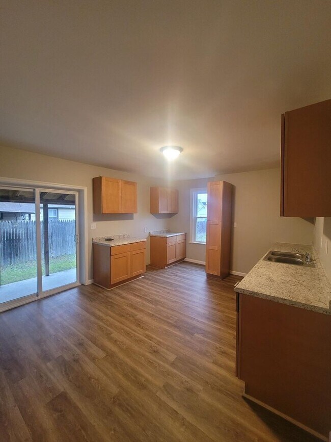 Building Photo - 3 bedroom 1.5 Bath Now Available - William...