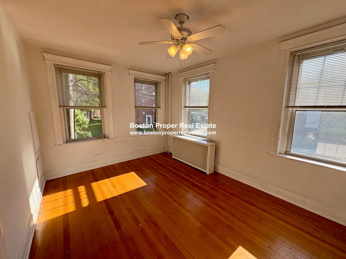 Primary Photo - 118 Riverway St