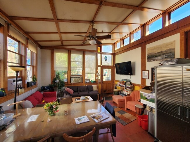 Building Photo - 317 Nelms Ave NE