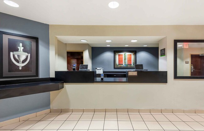 Lobby and Guest Check-in - Furnished Studio - Fort Worth