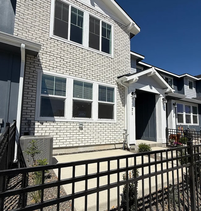 Building Photo - Brand New, Move-In Ready Townhome in Eagle!