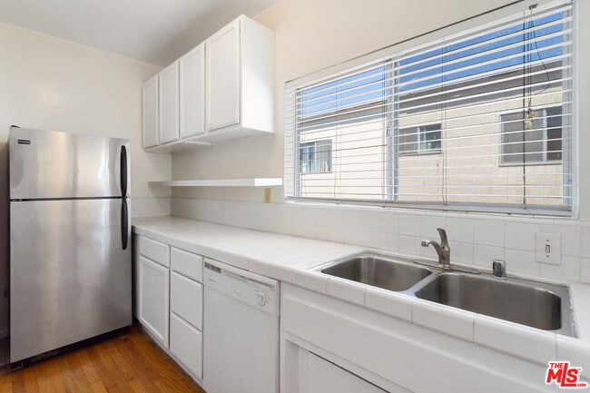 Foto del edificio - 11743 Mayfield Ave