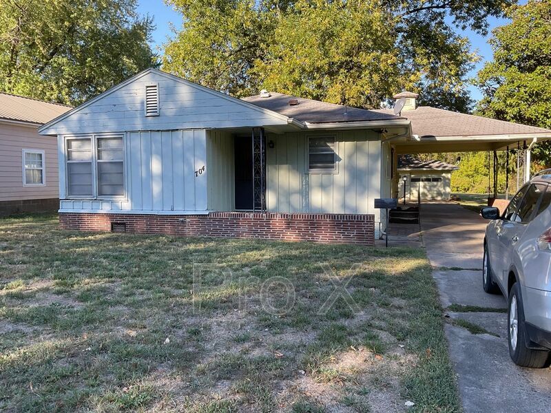 704 N Chestnut St, Pittsburg, KS 66762 House Rental in Pittsburg, KS