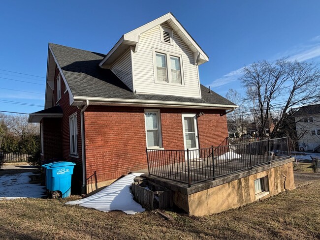 Building Photo - Grandin Home!