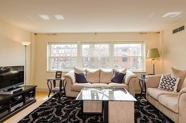 Building Photo - 1600 Beacon St