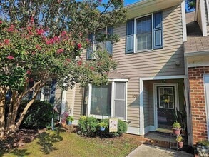 Building Photo - 108 Forest Oaks Dr