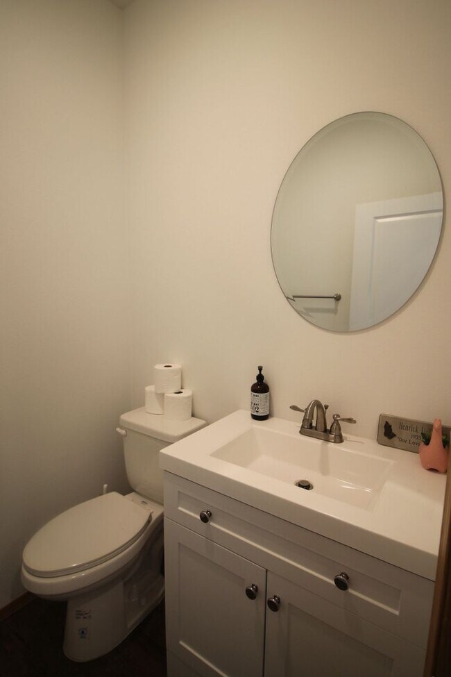Building Photo - Beautiful spacious house in North Pole wit...