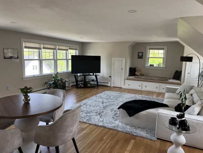 Living - 64 Foreside Rd