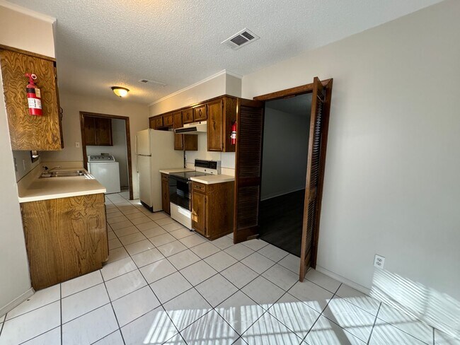 Foto del edificio - Fresh paint and new carpet…..