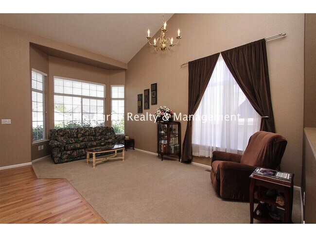 Foto del edificio - 3 Bed/2.5 Bath, 1817 Sqft, Back to Open Space