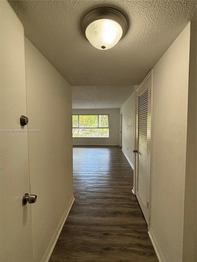 Foto del edificio - 7470 Miami Lakes Dr
