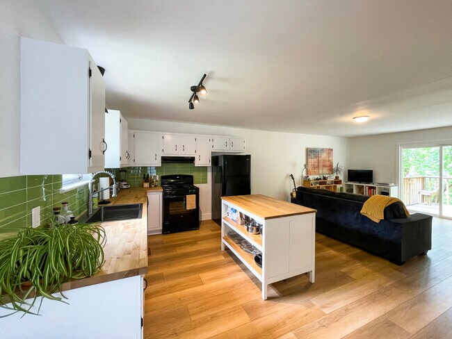Foto del edificio - 328 Pine Ridge Rd