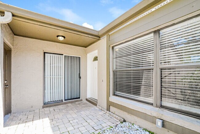 Foto del edificio - 703 Drywood Ave