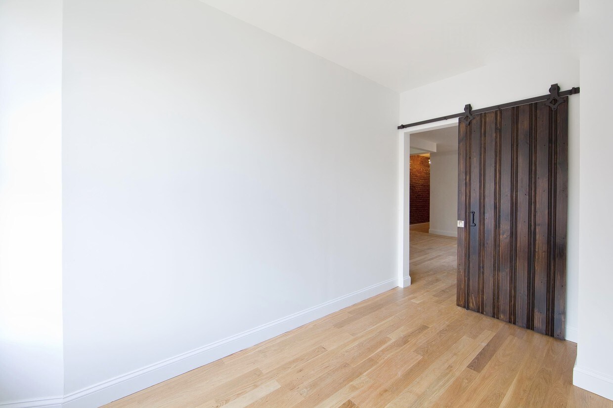 Foto principal - 442 E 13th St