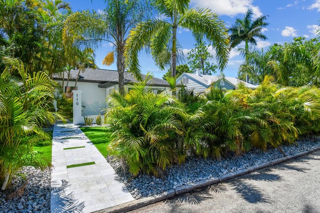 Building Photo - Exquisite Old Northeast 2/2 Duplex: Modern...