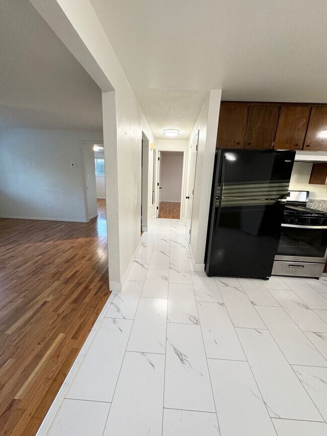 Building Photo - AVAILABLE NOW 2 bed/1 bath Duplex in East ...