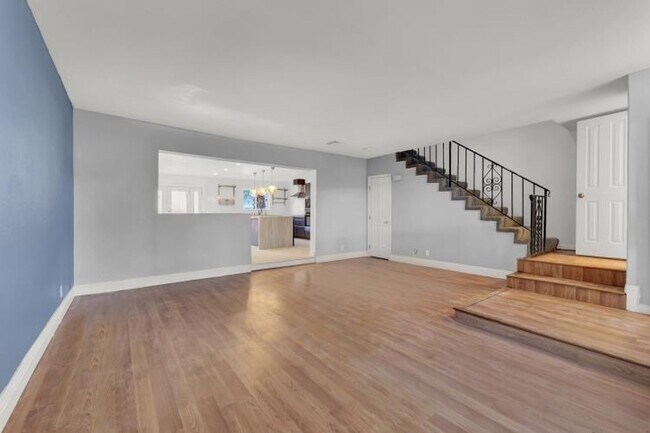 Foto del edificio - LOVELY 2-STORY TOWNHOME WITH 3 BEDROOMS / ...