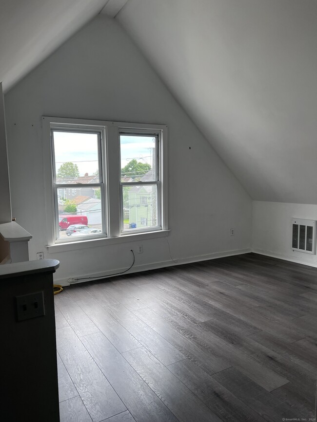 Building Photo - 783 Brewster St