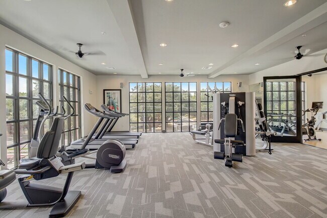 Building Photo - Spacious 3-Bedroom Apartment with Walk-In ...