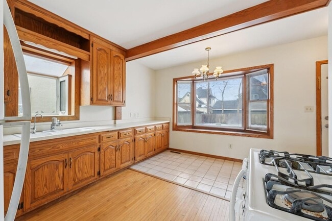 Building Photo - 661 Surrey Ave E