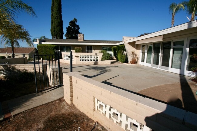 Building Photo - Mid-Century Modern 3Br 2Ba on 1/2ac with View!