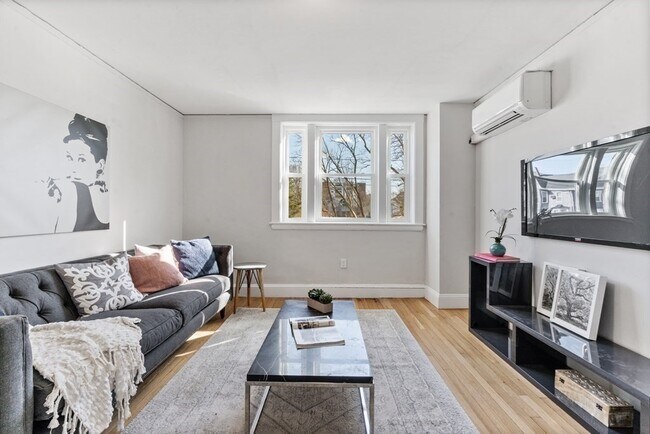 Building Photo - 33 Hudson St