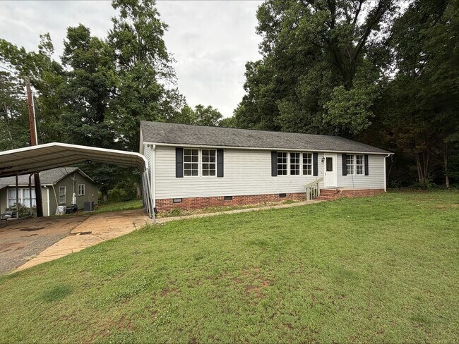 Foto del edificio - 3 Bed/2 Bath Home on large lot
