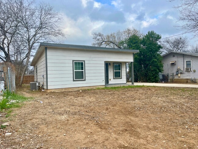 Building Photo - Charming 2 Bedroom Home Near Historic Landmarks in San Antonio