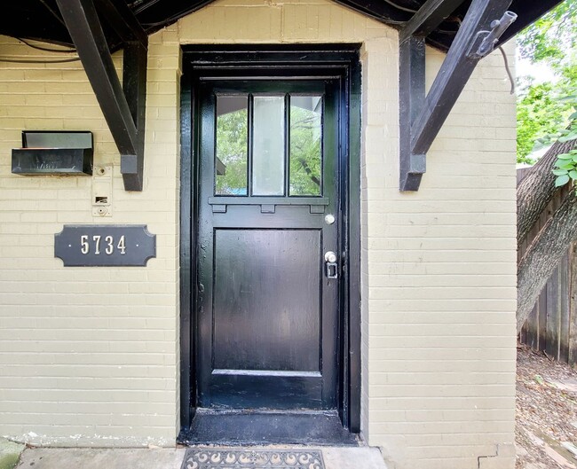 Foto del edificio - Remodeled 1 Bed, 1 Bath 4-Plex Craftsman A...