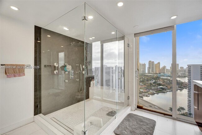 Foto del edificio - 19355 Turnberry Way