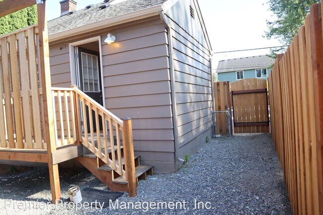 Building Photo - 2 br, 1 bath House - 3510 NE 44th Street