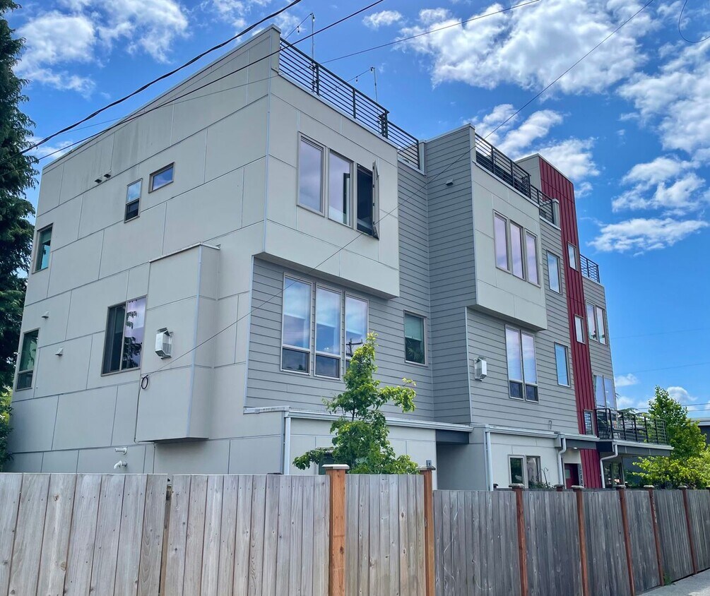 Foto principal - Sophisticated Greenwood Townhome with Views!