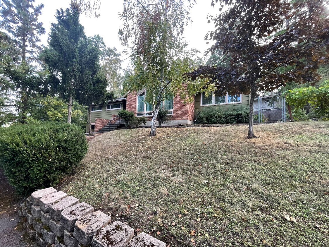 Foto principal - 3 bedroom 2 bath House with Garage