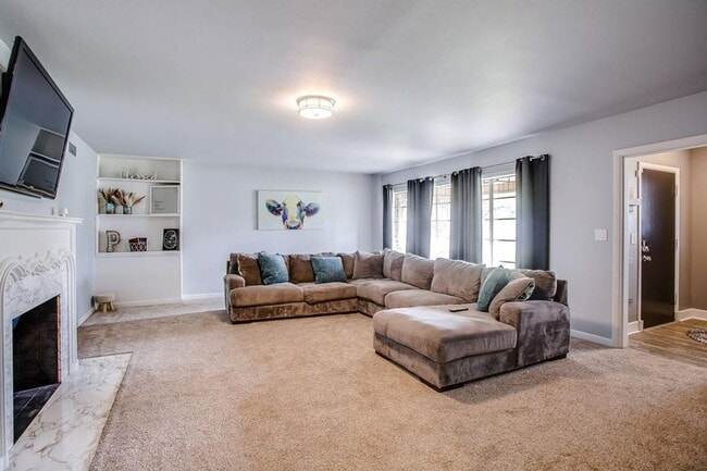 Foto del edificio - Spacious 4-Bedroom Home with Dual Living Areas