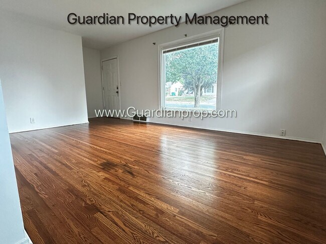Foto del edificio - St Louis Park Single Family Home, 2 Baths, Office, Newly Finished Hardwood Floors