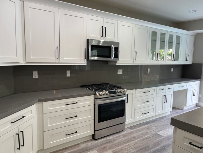 Foto del edificio - Beautiful 4 Bedroom 3 Bathroom with a pool