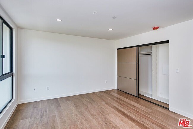 Foto del edificio - 328 N Maple Dr