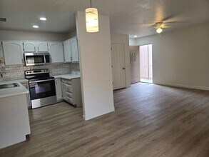 Building Photo - 340 Fairway Oaks Dr