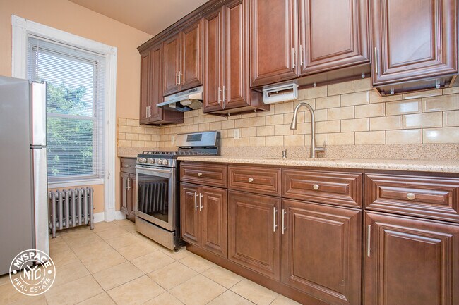 Foto del edificio - 812 Sterling Pl