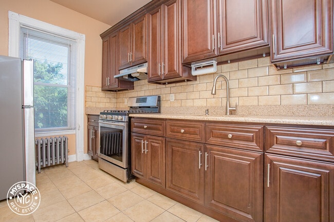 Building Photo - 812 Sterling Pl