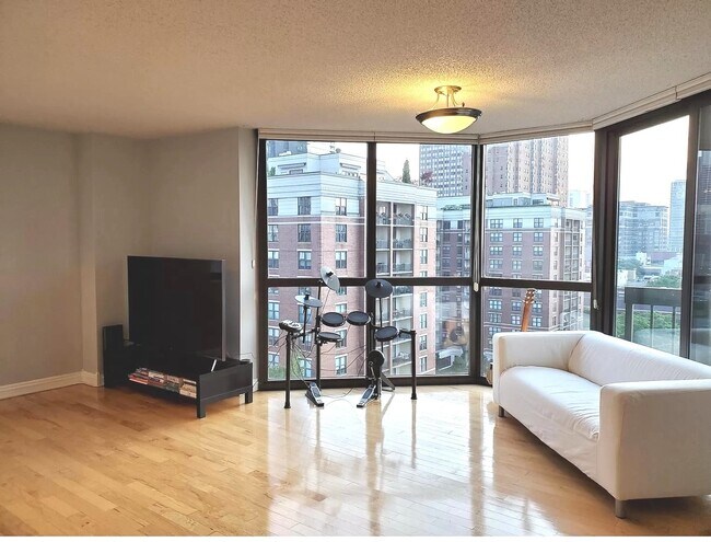 Building Photo - 33 W Delaware Pl