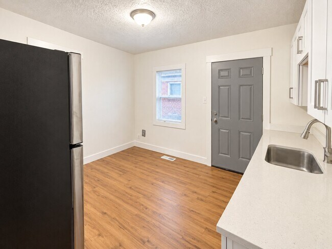 Building Photo - 458 E Lambourne Ave