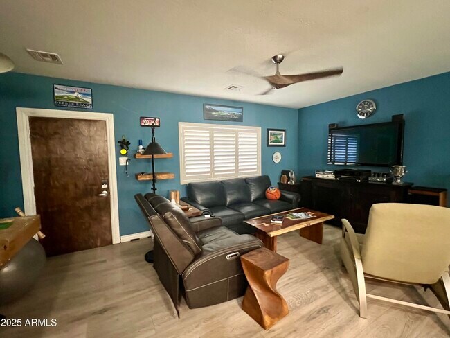 Foto del edificio - 1321 E Weldon Ave