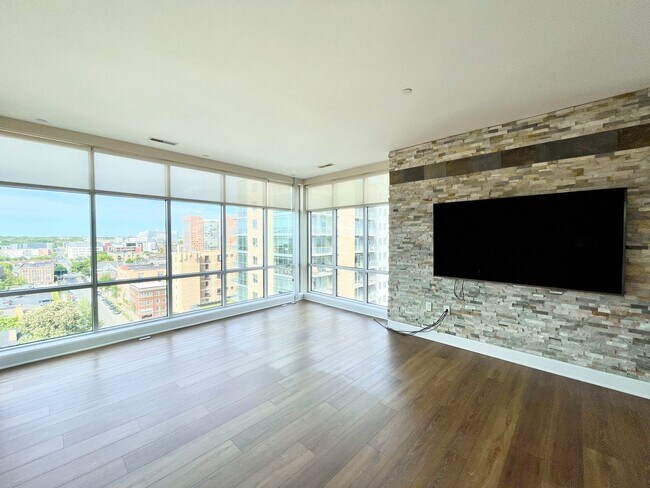 Foto del edificio - Luxury Top-Floor Condo for Rent