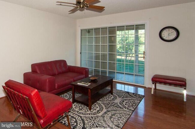 Foto del edificio - 12104 Green Leaf Ct